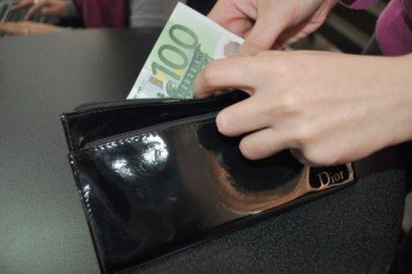 Euro scade până la 4,45 lei